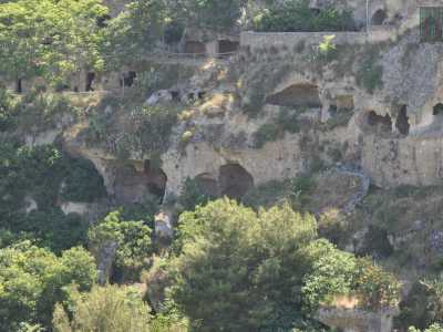 Furono abitate sin dall�VIII secolo, quando vennero scelte come nascondiglio dai monaci accusati di iconoclastia, per poi spopolarsi nel 1600 a causa di due alluvioni disastrose che colpirono l�area